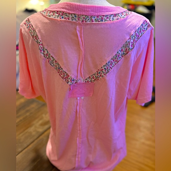 🆕🌿🩷POL: MULTI PINK V-neck Floral Lace Front Pocket Top SMALL - Picture 8 of 11
